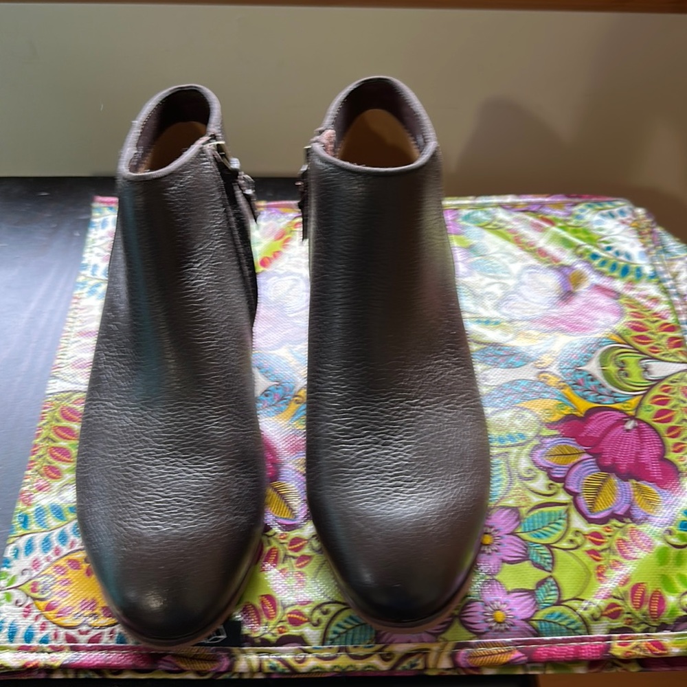 SOFTWALK  BROWN LOOK ANKLE  LEATHER BOOTIE 8WIDE  NEW NO BOX